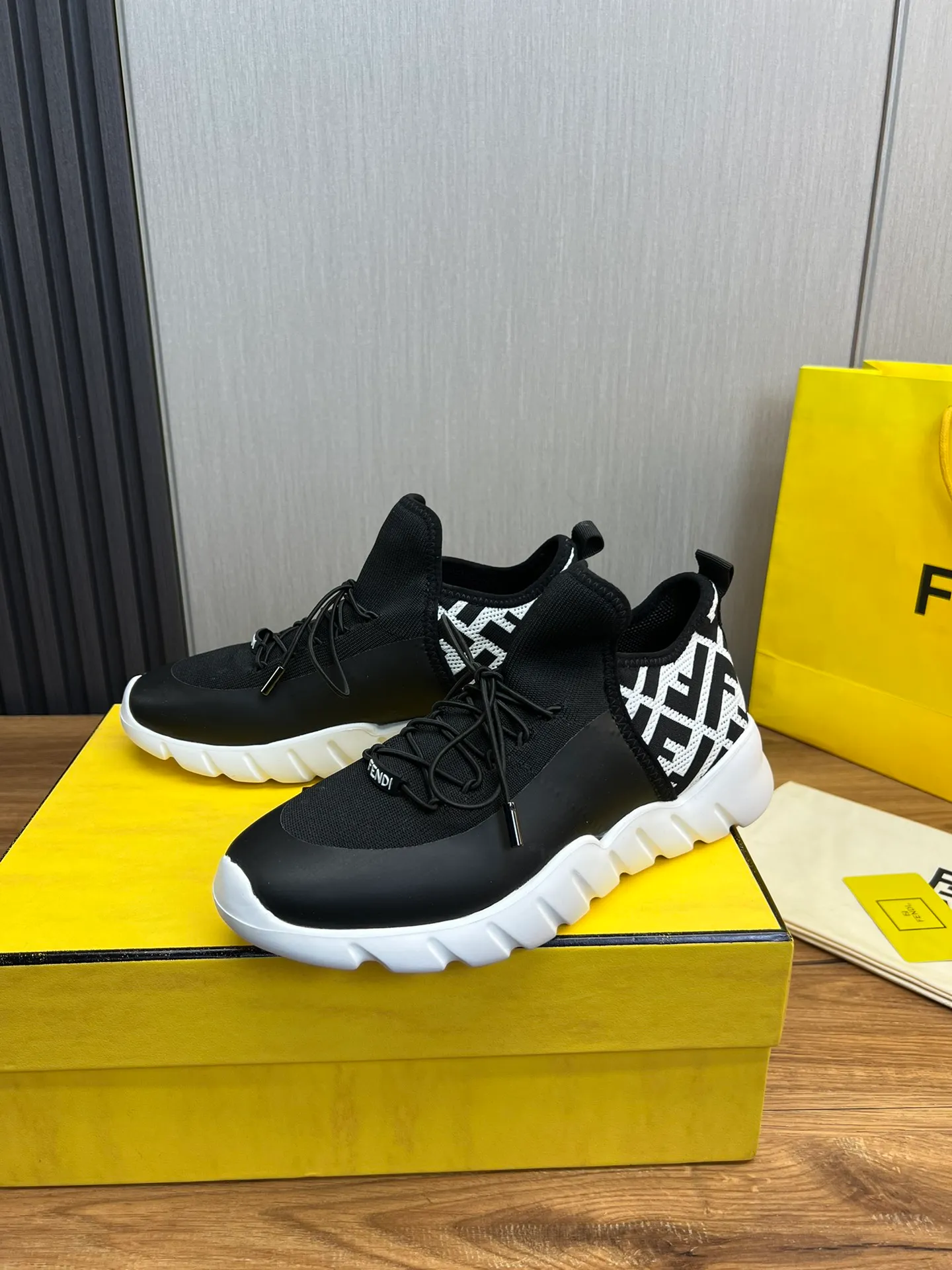 Men's shoes💰680💰 ＦＥＮＤＩ. Fendi🔍Top purchasing agent🇮🇹 The new and popular counter of the popular street boy monster has original factory configuration, original fly-knit fabric imported from Italy, high-quality printing technology, imported water-dyed cowhide with breathable mesh lining, breathable and comfortable, soles: original factory special soles are super comfortable, original factory single goods 🔍high quality, you can enter and leave the counter at will, welcome to compare, code number 39-44 (can be ordered 38.45.46)